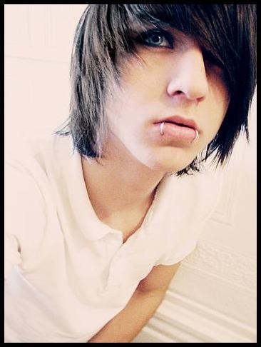 i think any guy most the time looks pretty hott with a lip ring! guy pretty 